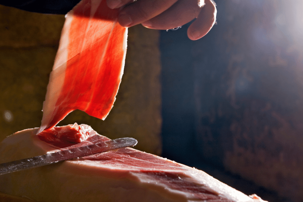 maestro cortador cortando jamon iberico
